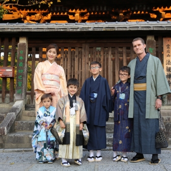 京都・東山で七五三記念に四兄弟で賑やかロケーション撮影 